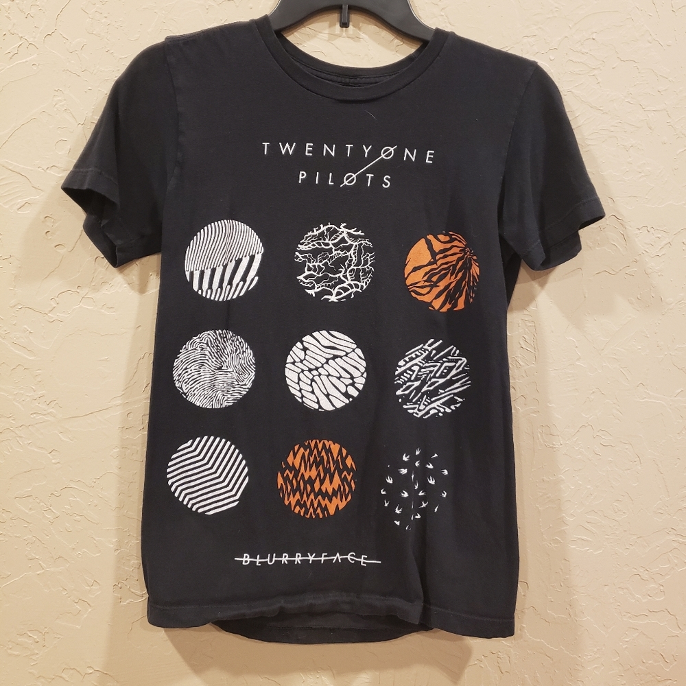 Hot Topic BlurryFace Top T-Shirt